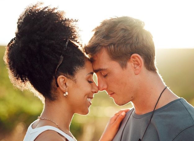 Abrace el amor y la pareja interracial de vacaciones en la naturaleza feliz en matrimonio y sonría para el verano en el campo de Francia Hombre y mujer en felicidad junto con afecto en vacaciones