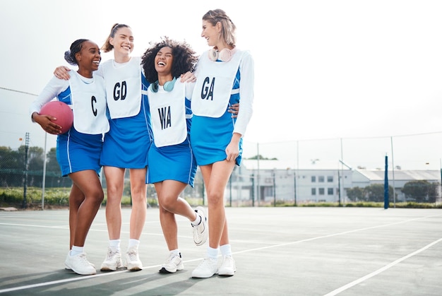 Abrace mulheres ou suporte de equipe no exercício de jogo de treinamento de netball ou treino esportivo na quadra da faculdade Grupo de amigos de fitness de trabalho em equipe ou meninas atletas animadas com sorriso feliz conversando ou se unindo