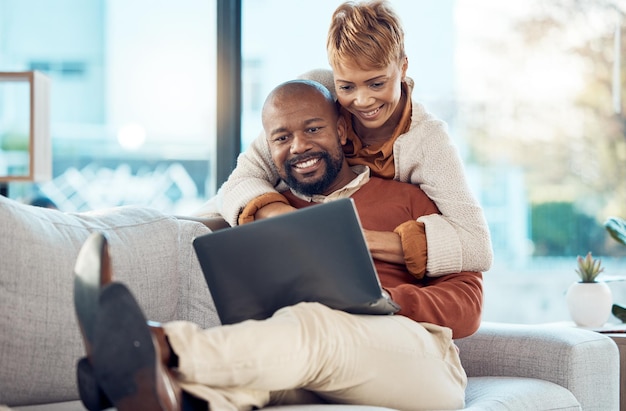 Abrace o amor e relaxe o casal negro no laptop, aproveite o tempo de qualidade juntos e transmita o filme da rede on-line Paz, contato com a mídia social ou homem e mulher românticos na comunicação por videochamada