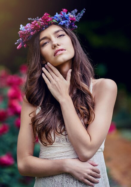 Abrace sua feminilidade e conheça seu poder Retrato de uma bela jovem usando uma coroa de flores ao ar livre