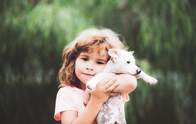 Abraço amigos criança feliz e cachorro a abraça com ternura sorrindo