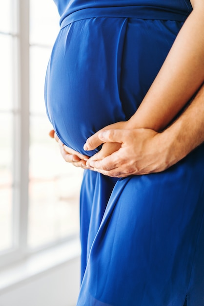 Abraço bonito da mulher gravida com seu marido