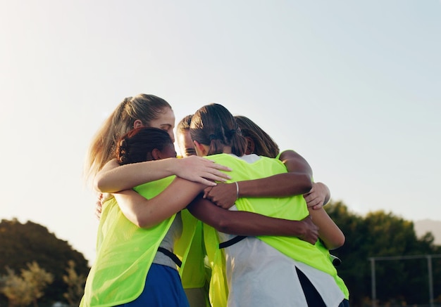 Abraço de apoio e reunião de equipe para motivação de jogo de hóquei e esportes em um campo na Austrália Planejamento de formação de equipe e meninas atletas com um círculo huddle para treinamento de trabalho em equipe e esporte