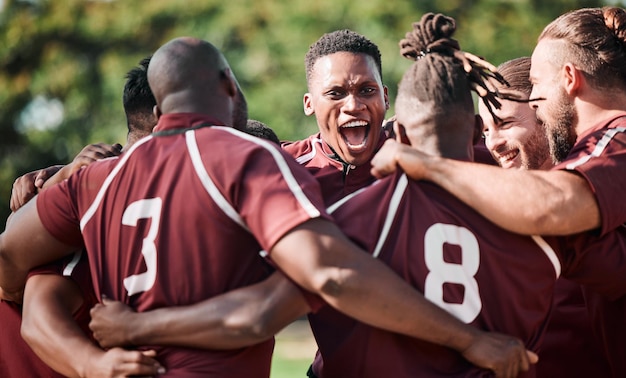 Abraço de time de futebol em círculo e feliz no campo esportivo com grito de vitória e competição final Diversidade masculina e esporte profissional com colaboração em amizade e trabalho em equipe com entusiasmo