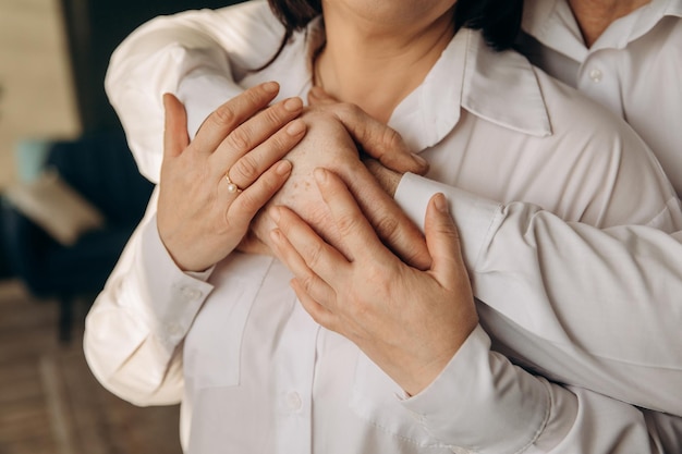 Abraço sensual dos amantes Mãos fechadas Apoio de um amado