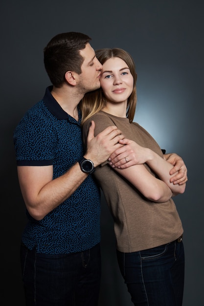 Abraços e beijos do casal. homem e mulher se amam