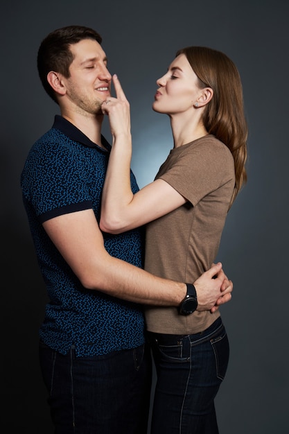 Abraços e beijos do casal. homem e mulher se amam