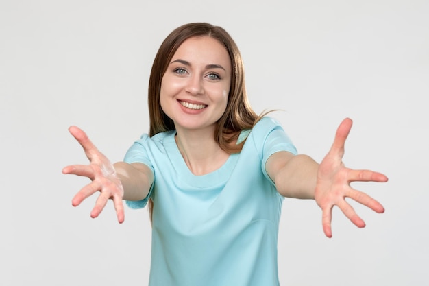 Abraços grátis, gesto de boas-vindas, mãos de mulher alegre