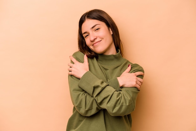 Abraços sorrindo despreocupado e feliz