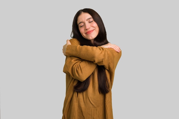 Abraços sorrindo despreocupado e feliz