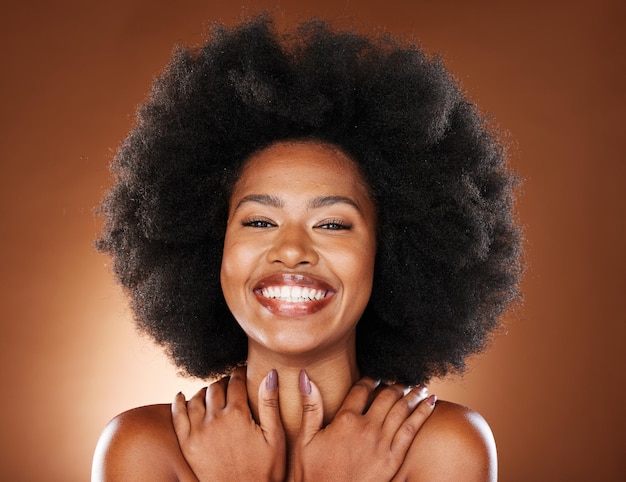 Abraza el maquillaje y la mujer negra con amor propio feliz y sonríe por la belleza contra un fondo de estudio marrón Cosmetología para el cuidado de la piel y retrato facial de una modelo africana con un abrazo corporal para el cuidado