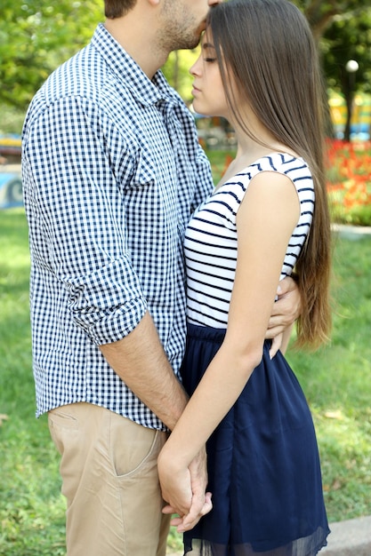 Abraza a una pareja amorosa al aire libre