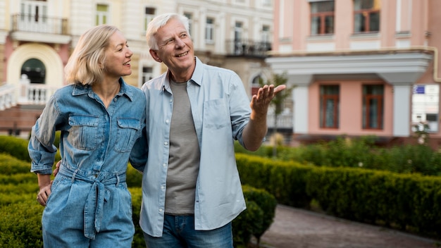 Abrazado feliz pareja senior disfrutando de su tiempo en la ciudad