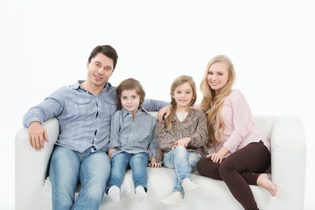 Abrazando a una familia feliz con niños fondo blanco