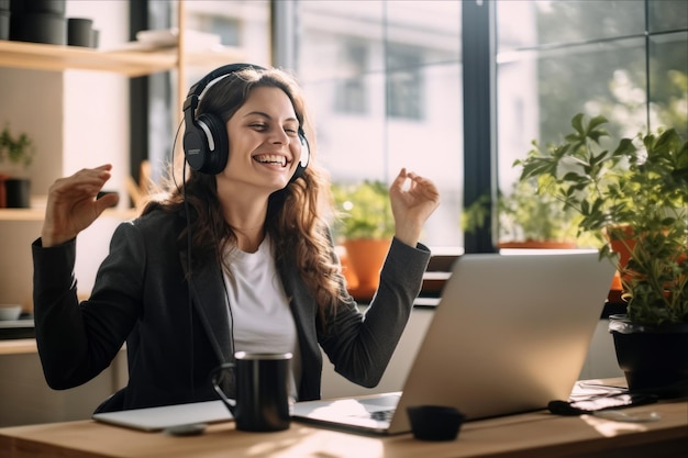 Abrazando la ola digital Una mujer profesional sonriente que prospera en su oficina en casa