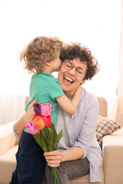 Abrazar y besar a mamá