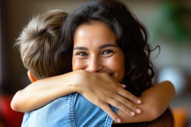 Un abrazo cálido Una madre y un hijo felices