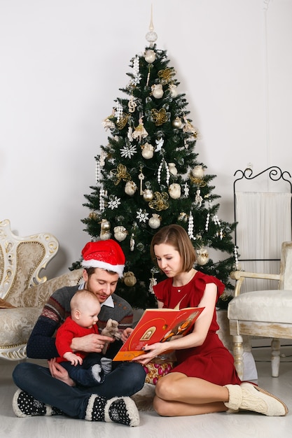 Abrazo de la familia del amor de la Navidad