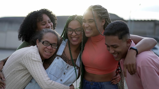 Un abrazo familiar negro Grupo de hispanos sudamericanos abrazándose unos a otros al aire libre Retrato