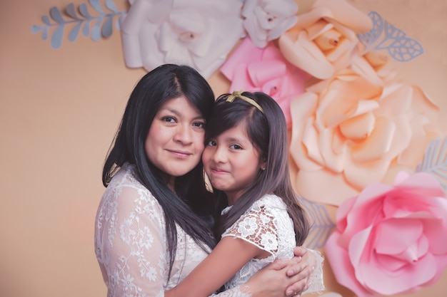 Abrazo de madre e hija mexicana