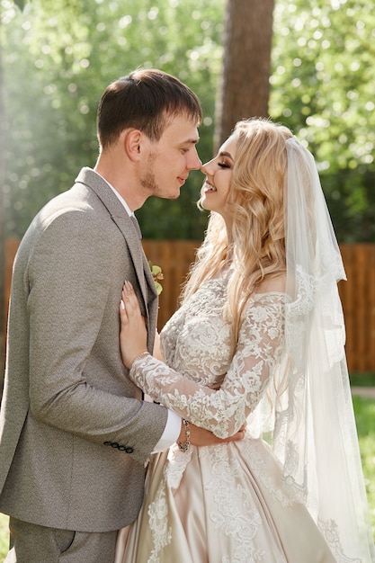 Abrazo de novios, hermosa boda en la naturaleza