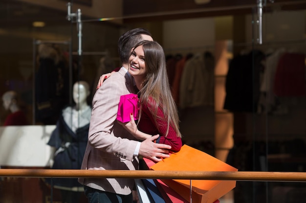 Abrazo de pareja en centro comercial