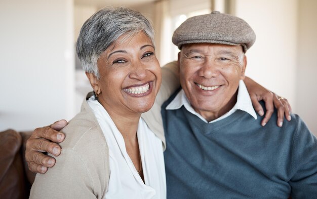 Foto abrazo retrato y pareja mayor con amor hogar y matrimonio con relación de unión y romance cara feliz anciana y anciano abrazan la jubilación y la salud con cuidado o sonrisa madura