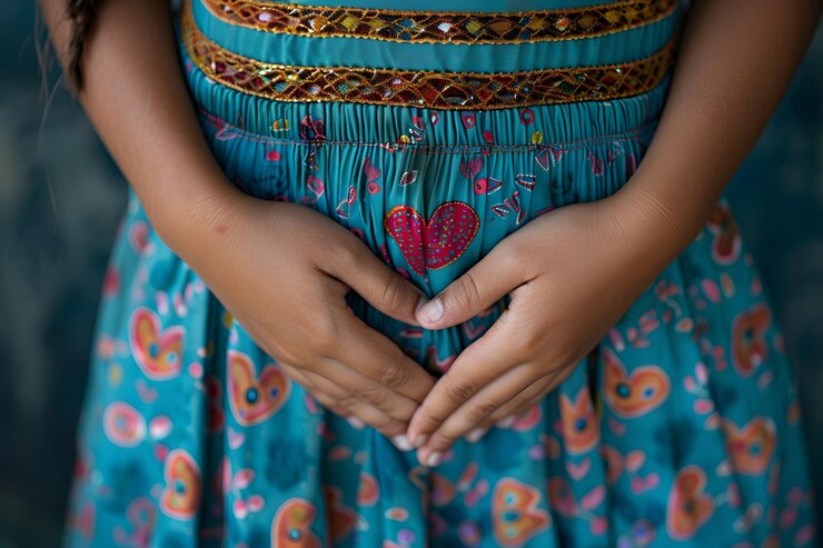 Un abrazo sincero de las manos de un niño en un vestido de colores