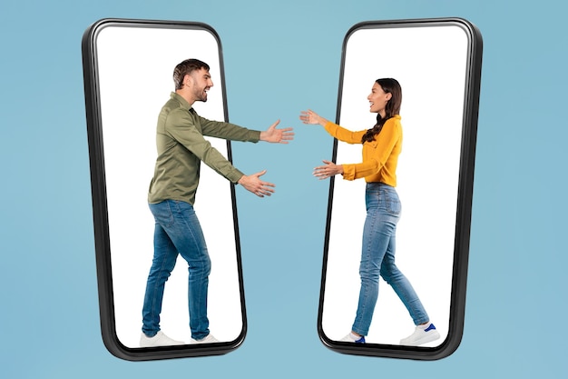 Abrazo virtual a través de las pantallas de los teléfonos inteligentes