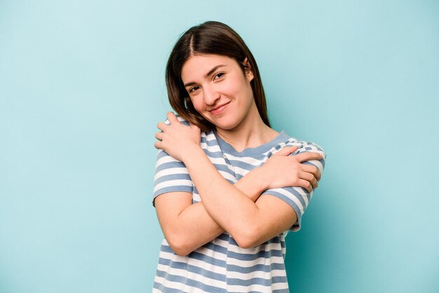 Foto abrazos sonriendo despreocupados y felices