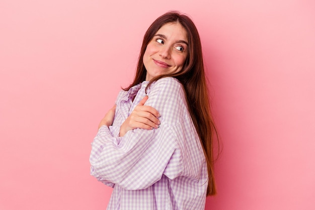 Abrazos sonriendo despreocupados y felices