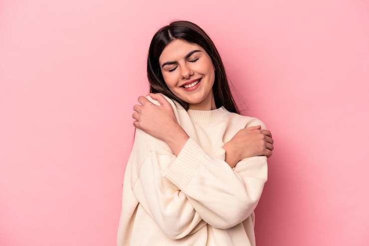 Foto abrazos sonriendo despreocupados y felices