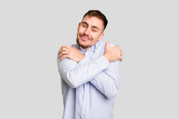 Abrazos sonriendo despreocupados y felices