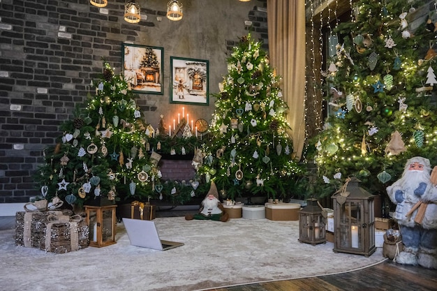 Abre la computadora portátil contra el fondo de las decoraciones de año nuevo