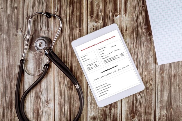 Foto abre un cuaderno blanco en blanco con el estetoscopio del equipo médico de medicina en la tableta digital