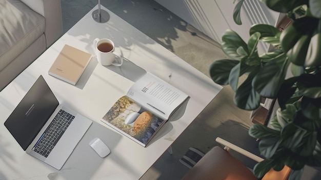 Abre un folleto de papel en blanco en una mesa de madera Mockup para el diseño