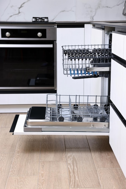 Abre el lavador de platos vacío y limpio en la cocina