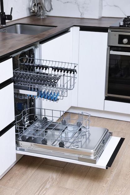 Abre el lavador de platos vacío y limpio en la cocina