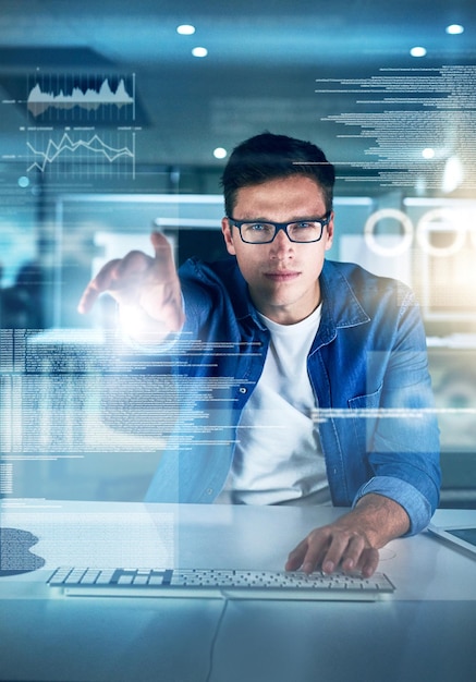 Abre tu mente al mundo del descifrado de códigos Retrato de un joven programador enfocado que trabaja en su computadora en la oficina durante la noche