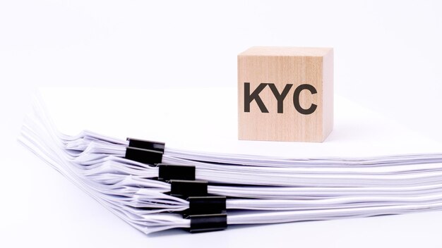 Abreviatura de KYC para conocer a su cliente nuestro cliente en cubos de madera