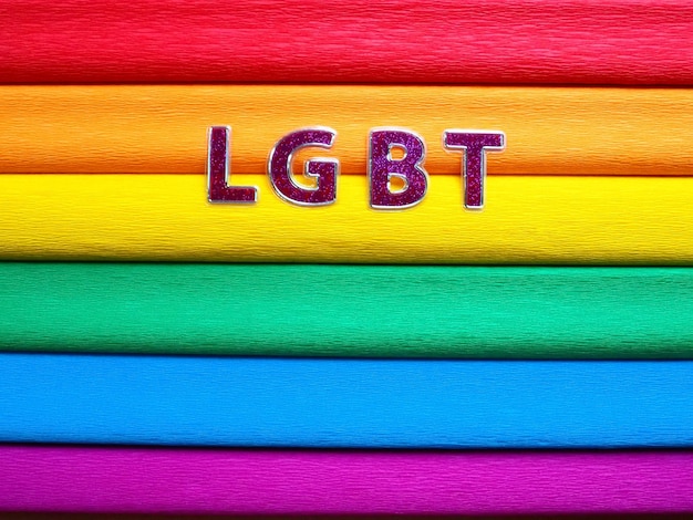 Abreviatura letra lgbt texto roxo letras lgbt no fundo da bandeira do arco-íris um arco-íris