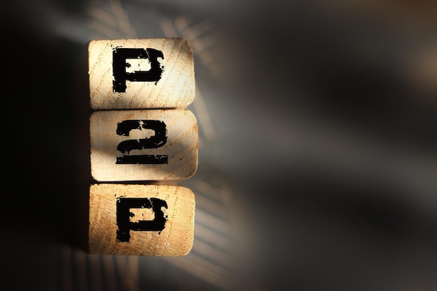 Abreviatura P2P em blocos de madeira Peer to peer conceito de negócio