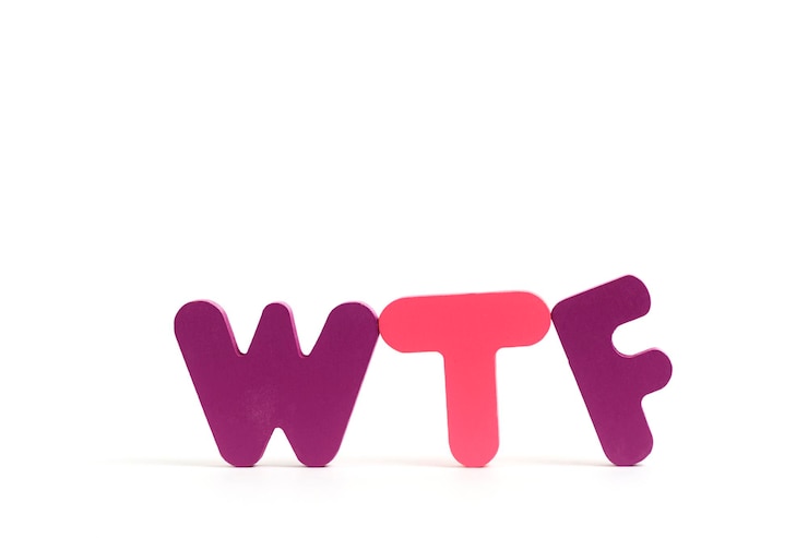 Foto abreviatura wtf se compone de letras multicolores fondo blanco.