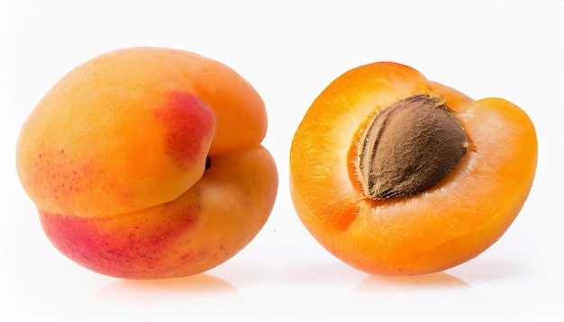 Foto abricotes enteros y cortados aislados sobre frutas de piedra de fondo blanco