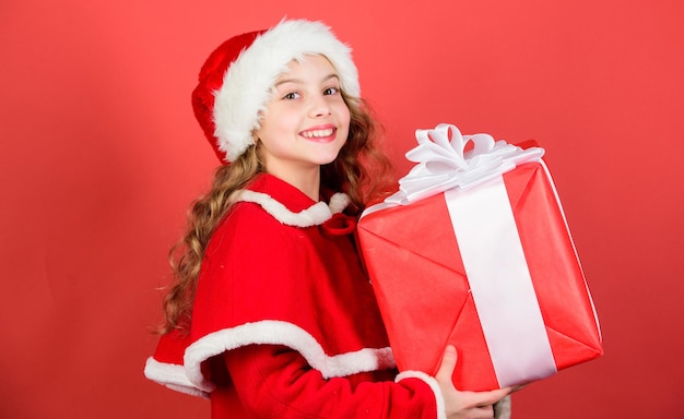 Abriendo regalo de Navidad Niño feliz con regalo de Navidad Los sueños se hacen realidad Chica celebra la Navidad caja de regalo abierta Concepto de feliz año nuevo Desempaquetando regalo de Navidad Tradición de vacaciones de invierno