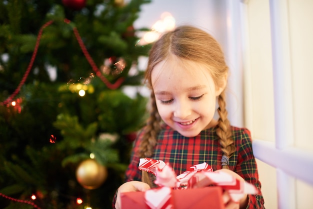 Abriendo regalo de navidad