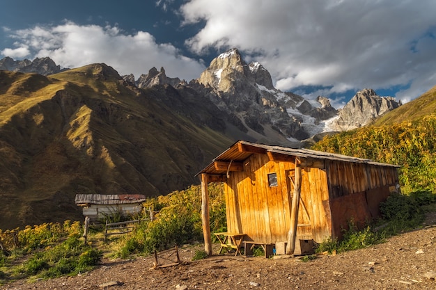 Foto abrigo de casa de madeira nas montanhas e prados