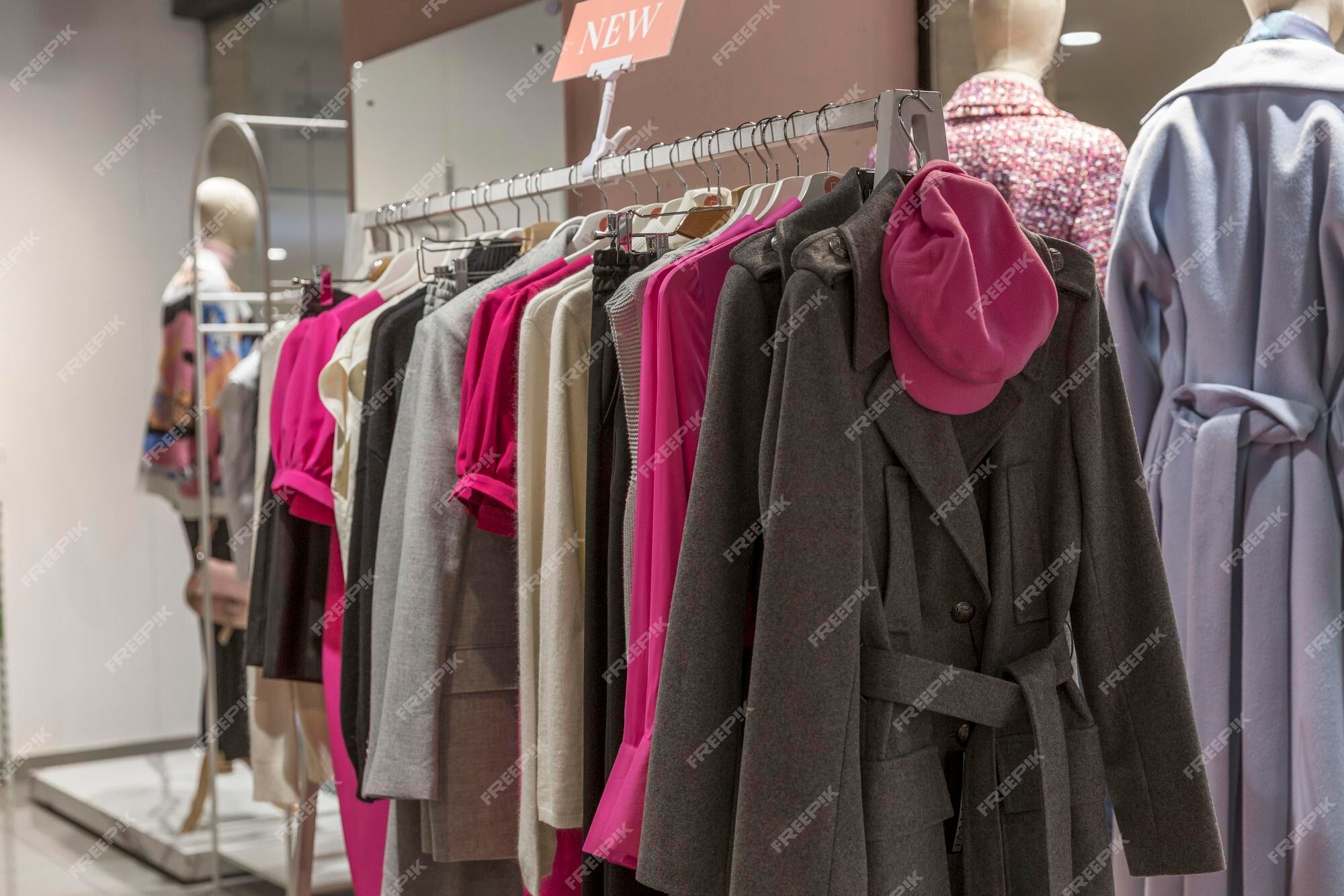 Abrigos de mujer en diferentes colores en una tienda de ropa colección de otoño enfoque selectivo | Foto Premium