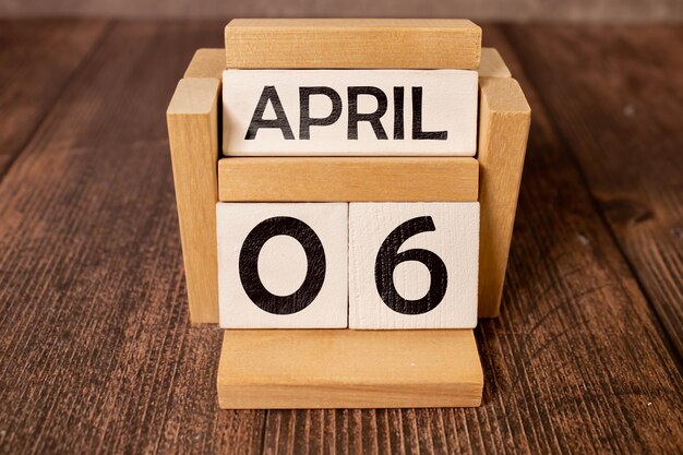 en abril cubos grises de madera cubo de calendario fecha de abril