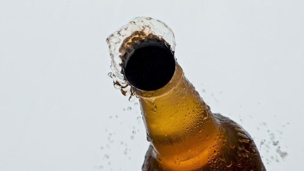Abrindo garrafa de vidro ipa fechada Cerveja não filtrada espirrando frasco de condensação